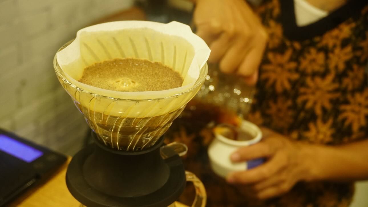 Coffee brewing process with a filter and grounds in a Hario Switch.